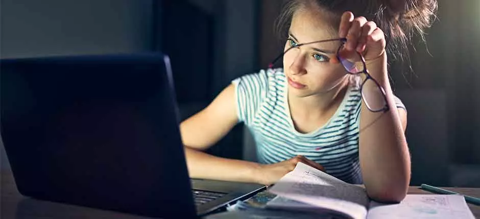 joven cansada en un computador